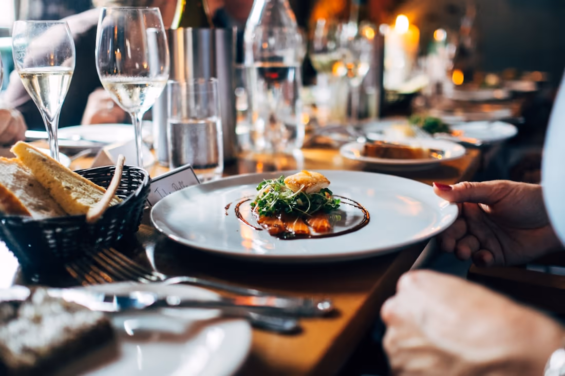 Platillo de alta cocina servido sobre la mesa de un restaurante